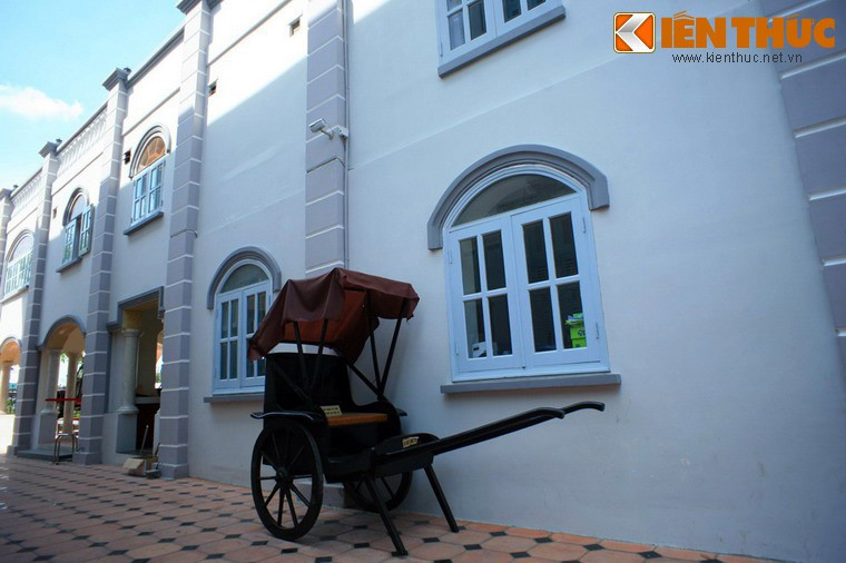 Công trình do các kiến trúc sư người Pháp thiết kế và tất cả vật liệu để xây dựng đều được đưa từ bên Pháp qua. Khi hoàn thành, đây được xem là ngôi biệt thự bề thế nhất ở Nam kỳ lục tỉnh, được người dân Bạc Liêu gọi là "Nhà Lớn".