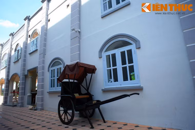 Công trình do các kiến trúc sư người Pháp thiết kế và tất cả vật liệu để xây dựng đều được đưa từ bên Pháp qua. Khi hoàn thành, đây được xem là ngôi biệt thự bề thế nhất ở Nam kỳ lục tỉnh, được người dân Bạc Liêu gọi là "Nhà Lớn".