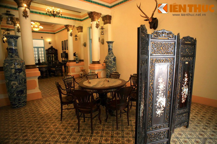 Tương xứng với vẻ ngoài hoàng tráng của tòa nhà là dàn nội thất vô cùng đẳng cấp. Các món đồ gỗ trong dinh thự đều được là từ gỗ quý, chạm khắc tinh xảo, cẩn xà cừ tinh tế, được thực hiện bởi những người thợ mộc có tay nghề điêu luyện nhất Đông Dương thời đó.