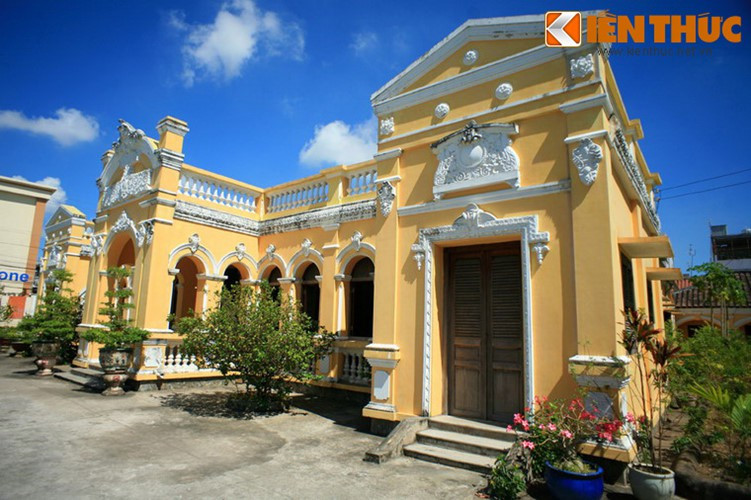 Dinh thự cổ này gồm ba phần: nhà chính ở phía trước, hai nhà vuông (nơi ở của những người giúp việc) và lẫm lúa ở phía sau. Tiền sảnh của nhà Đốc phủ Hải làm theo kiểu Châu Âu, trên các đầu cột và vòm cửa chạm nổi hoa văn dây nho.