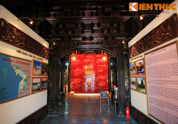 Đối lập với vẻ ngoài, bên trong dinh thự là các kết cấu nhà gỗ kiểu Việt Nam. Tinh hoa kiến trúc tập trung ở từ đường, được xây dựng ba gian hai chái với vật liệu là gỗ đỏ và gỗ căm xe, được chạm khắc điêu luyện.