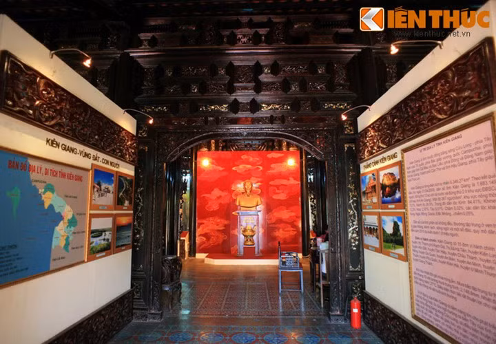 Đối lập với vẻ ngoài, bên trong dinh thự là các kết cấu nhà gỗ kiểu Việt Nam. Tinh hoa kiến trúc tập trung ở từ đường, được xây dựng ba gian hai chái với vật liệu là gỗ đỏ và gỗ căm xe, được chạm khắc điêu luyện.