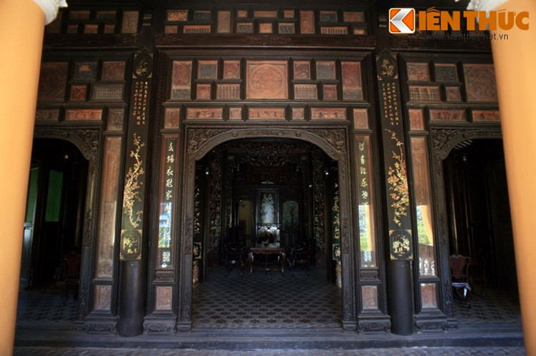 Trái ngược với tiền sảnh xây bằng gạch kiểu phương Tây, bên trong công trình lại là những cấu trúc gỗ đậm nét truyền thống. Nhà chính gồm ba gian hai chái lợp ngói âm dương, gồm 36 cây cột, trong đó gỗ có 30 cột làm từ gỗ quý. Nhiều đồ nội thất trong nhà làm bằng gỗ quý.