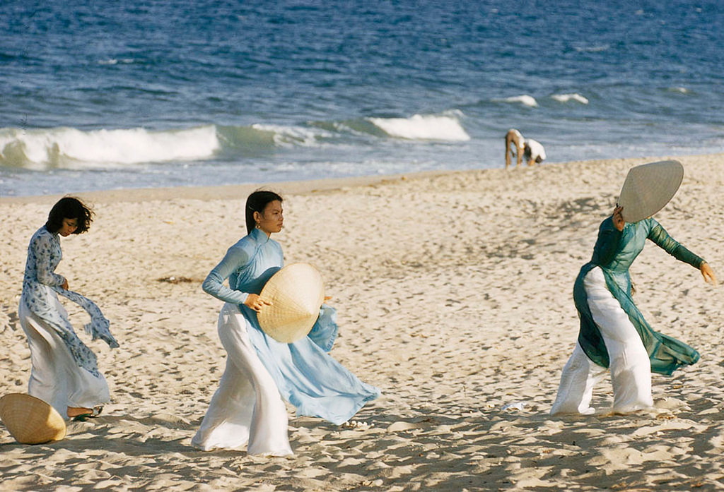 Những người đẹp áo dài trên bãi biển Nha Trang.