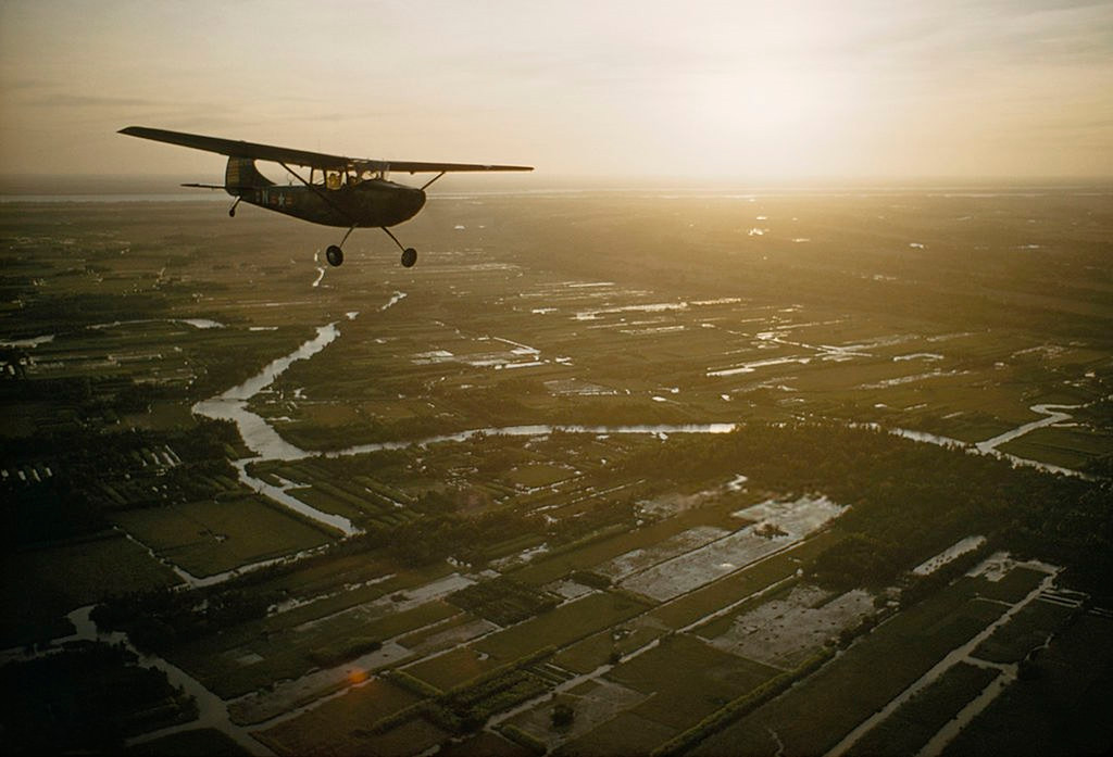 Cảnh hoàng hôn ở vùng nông thôn gần Mỹ Tho nhìn từ máy bay.