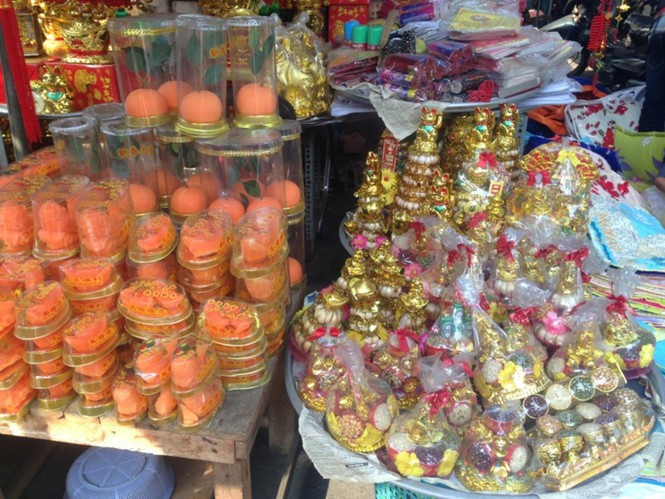 Cá chép đường cũng được nhiều người mua thay cho cá chép thật, giá từ 25.000-30.000 đồng/hộp, tùy lớn nhỏ.