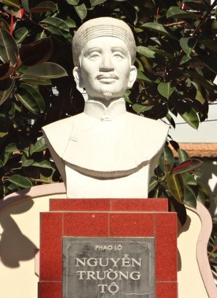 4. Nguyễn Trường Tộ (Mậu Tý, 1828 - 1871) là chí sĩ, danh sĩ, kiến trúc sư và nhà cải cách xã hội Việt Nam ở thế kỷ 19. Sau thời gian ở Pháp từ năm 1858 - 1861, ông lần lượt gửi lên triều đình nhiều bài điều trần giá trị, đề nghị chính quyền cải cách. Ông cũng để lại hơn 14 bản trần tình khác về quốc kế dân sinh và khá nhiều bài thơ hay được truyền tụng.