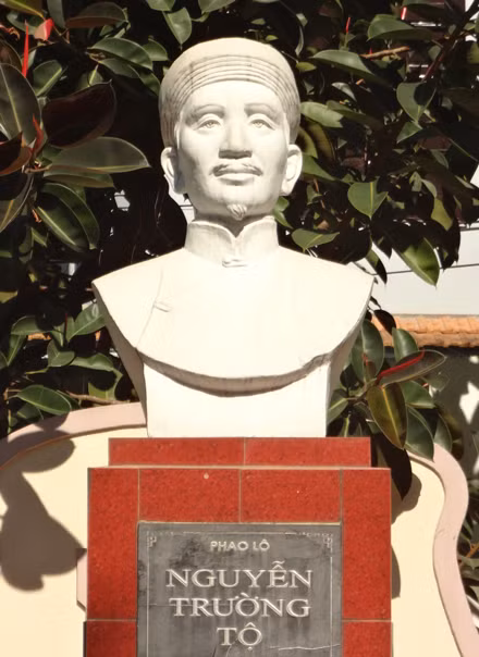 4. Nguyễn Trường Tộ (Mậu Tý, 1828 - 1871) là chí sĩ, danh sĩ, kiến trúc sư và nhà cải cách xã hội Việt Nam ở thế kỷ 19. Sau thời gian ở Pháp từ năm 1858 - 1861, ông lần lượt gửi lên triều đình nhiều bài điều trần giá trị, đề nghị chính quyền cải cách. Ông cũng để lại hơn 14 bản trần tình khác về quốc kế dân sinh và khá nhiều bài thơ hay được truyền tụng.