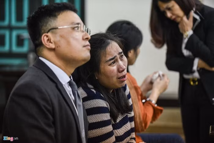 Trong khi đó, bị cáo Vân khóc nức nở bên cạnh các luật sư trong khi chờ phán quyết.