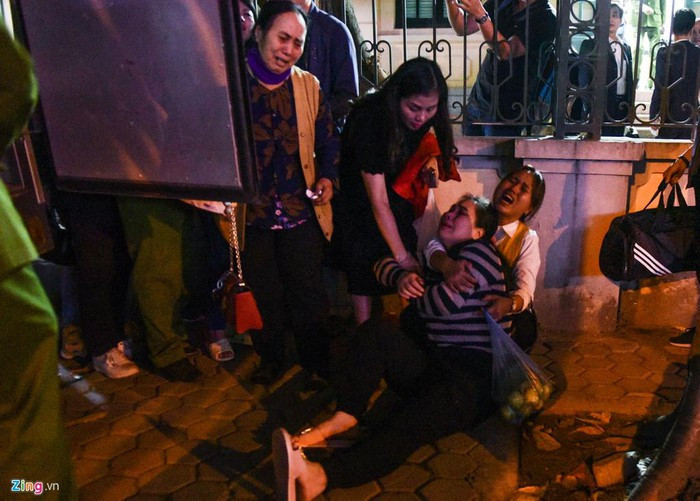 Gia đình bị cáo Vân níu người này lại trước khi Vân bị đưa lên xe.