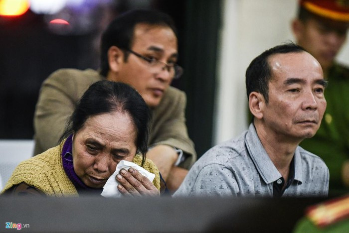 Xuất hiện tại phiên tòa có cha và mẹ của Nguyễn Thị Vân. Người mẹ liên tục lau nước mắt khi nhìn con gái phải đứng trước vành móng ngựa.