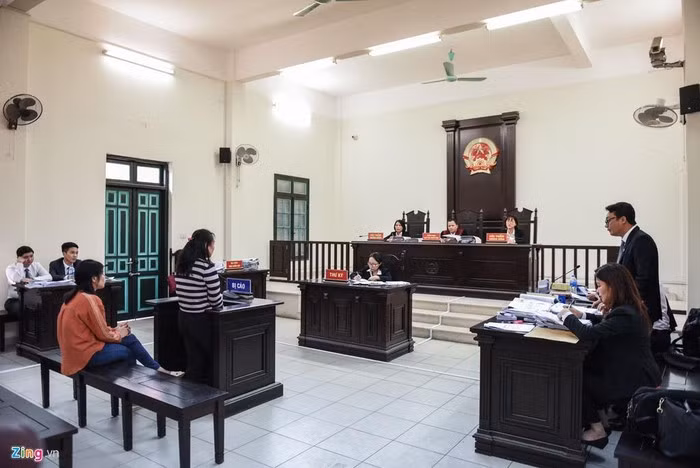 Trong phần xét hỏi của HĐXX, 2 bị cáo liên tục phủ nhận lời khai của nhau.