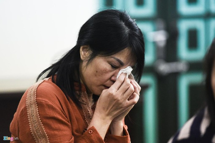 Bị cáo Nguyễn Thị Vững (cựu nữ thượng úy công an) ít khi biểu lộ cảm xúc, thường trả lời dõng dạc các câu hỏi của HĐXX, VKS và các luật sư. Thế nhưng, sau phần tranh luận, khi tòa nghị án, bà Vững ngoái lại tìm kiếm người thân rồi rơi nước mắt.