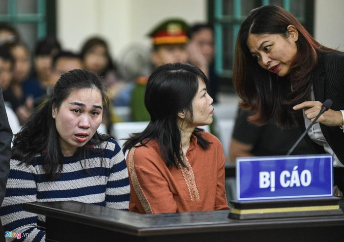 Suốt phiên tòa, bị cáo Nguyễn Thị Vân (bìa trái) khóc ít nhất 3 lần. Trong ảnh là khoảng thời gian trước khi phiên tòa diễn ra, 2 bị cáo được trao đổi, thảo luận với các luật sư.