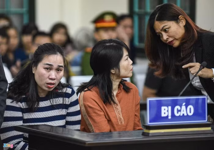 Suốt phiên tòa, bị cáo Nguyễn Thị Vân (bìa trái) khóc ít nhất 3 lần. Trong ảnh là khoảng thời gian trước khi phiên tòa diễn ra, 2 bị cáo được trao đổi, thảo luận với các luật sư.