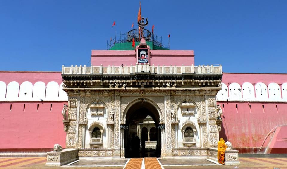 Tọa lạc tại thị trấn Deshnok trong sa mạc Thar ở Ấn Độ đền Karni Mata là ngôi đền được cả thế giới biết đến nhờ... những con chuột.