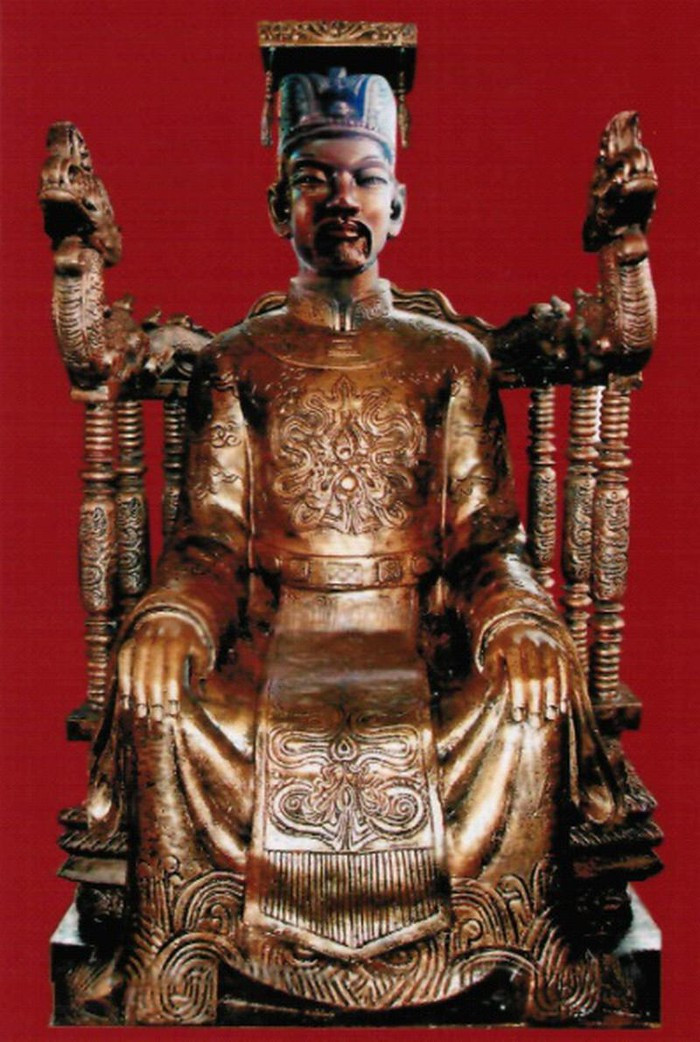 Trần Anh Tông (Bính Tý, 1276-1320) là vua thứ tư nhà Trần. Ông lên ngôi lúc 17 tuổi. Khi làm vua ông đặc biệt ưu đãi các cựu thần có công trong cuộc đánh đuổi quân Nguyên Mông, và trân trọng sử dụng các bậc nhân tài. Việc chính trị, văn hóa, quân sự đời ông đều mở mang, tiến triển tốt đẹp. Sau khi truyền ngôi cho con, ông về chăm việc tu Phật, sáng tác thơ văn.