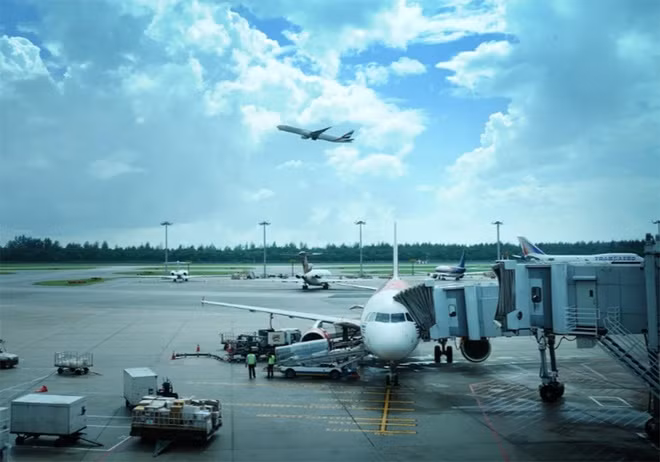 Sinh vien bi cam roi Singapore vi quay len 12 phu nu trong nha ve sinh