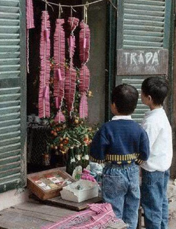 Những đứa trẻ luôn bị thu hút bởi những chùm pháo đỏ, hồng tại cửa hàng tạp hóa ngày Tết.