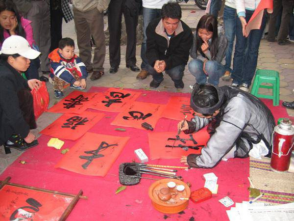 Ông Đồ cho chữ ngày Tết.