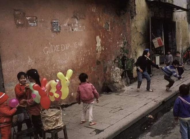 Mỗi dịp Tết về, trẻ con trong xóm lại háo hức với những quả bóng bay đủ màu sắc.