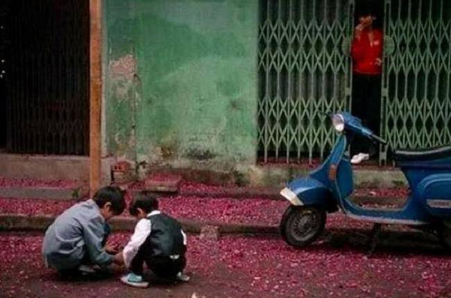 Sau đêm 30 Tết, hình ảnh đường phố đỏ rực xác pháo.