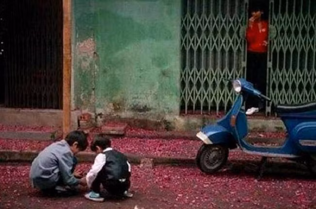 Sau đêm 30 Tết, hình ảnh đường phố đỏ rực xác pháo.