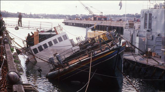 Ngày 10/5/1985, DGSE thực hiện phi vụ đánh chìm tàu Rainbow Warrior của Hòa Bình Xanh – tổ chức bảo vệ môi trường lớn nhất thế giới - tại cảng Auckland của New Zealand làm một thủy thủ trên tàu thiệt mạng.
