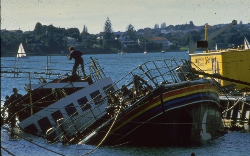 Sau đó, Pháp và New Zealand ký một thỏa thuận, theo đó, Pháp cam kết bồi thường 8,16 triệu USD cho New Zealand và đổi lại, New Zealand sẽ trao trả hai điệp viên Alain Mafart và Dominique Prieur cho Pháp. Hai điệp viên này sau đó ngồi tù hai năm tại một căn cứ quân sự của Pháp ở Polynesia.