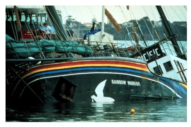 Phóng viên Le Monde phát hiện chính DGSE đã đạo diễn toàn bộ vụ đánh chìm tàu Rainbow Warrior nhằm ngăn chặn việc tổ chức Hòa Bình Xanh đưa tàu đến quần đảo Muroara để phản đối các vụ thử hạt nhân của Pháp.