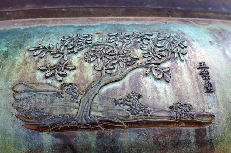 Huyền đỉnh là chiếc đỉnh cuối cùng trong Cửu Đỉnh nhà Nguyễn. Trên Huyền đỉnh có hình tượng "Ngũ diệp lan", nghĩa là cây hoa ngọc lan, một loài cây thường được trồng trong vườn lấy bóng mát, có hoa rất thơm. Mời quý độc giả xem video: Đi tìm Tết Việt. Nguồn: VTC14.