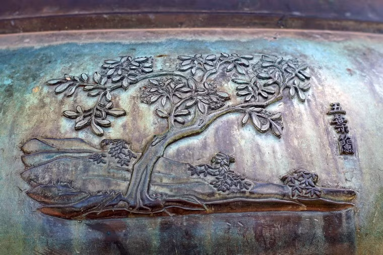 Huyền đỉnh là chiếc đỉnh cuối cùng trong Cửu Đỉnh nhà Nguyễn. Trên Huyền đỉnh có hình tượng "Ngũ diệp lan", nghĩa là cây hoa ngọc lan, một loài cây thường được trồng trong vườn lấy bóng mát, có hoa rất thơm. Mời quý độc giả xem video: Đi tìm Tết Việt. Nguồn: VTC14.