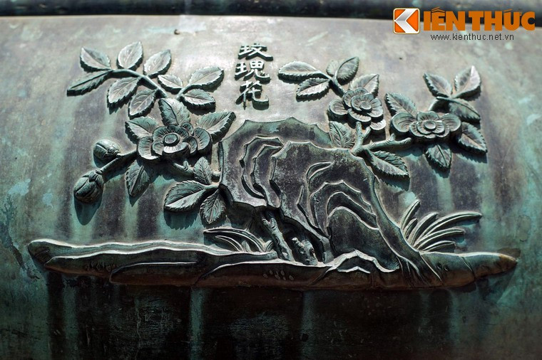 Anh đỉnh, chiếc đỉnh thứ tư có hình tượng "Mai khôi hoa" là cây hoa hồng, loài cây cho hoa thơm và đẹp, được trồng phổ biển trong các khu vườn xưa.