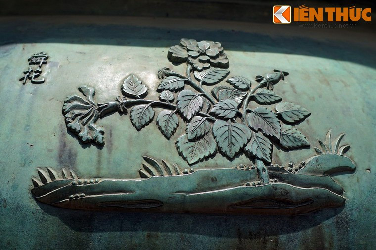 Dụ đỉnh, chiếc đỉnh thứ tám có hình tượng "Thuần hoa" là cây hoa dâm bụt, loài cây có hoa đỏ rất đẹp thường được trồng làm hàng rào ở nông thôn Việt xưa.