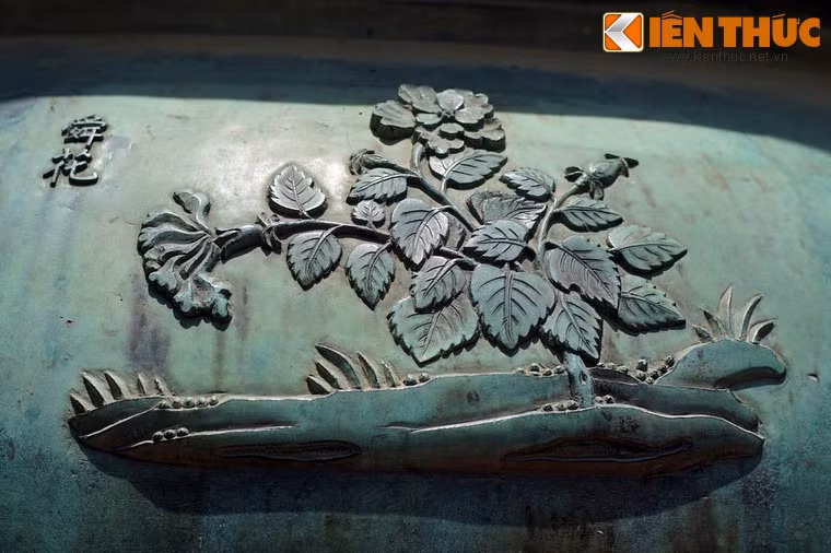 Dụ đỉnh, chiếc đỉnh thứ tám có hình tượng "Thuần hoa" là cây hoa dâm bụt, loài cây có hoa đỏ rất đẹp thường được trồng làm hàng rào ở nông thôn Việt xưa.