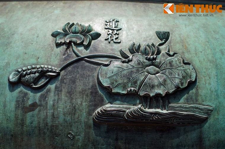 Nhân đỉnh, chiếc đỉnh thứ hai trong Cửu Đỉnh có hình tượng "Liên hoa", là hoa sen, loài hoa tượng trưng cho sự cao quý bất chấp nghịch cảnh, đồng thời cũng là một loài hoa của đạo Phật.