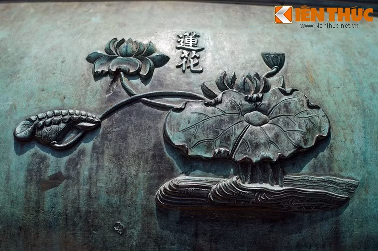 Nhân đỉnh, chiếc đỉnh thứ hai trong Cửu Đỉnh có hình tượng "Liên hoa", là hoa sen, loài hoa tượng trưng cho sự cao quý bất chấp nghịch cảnh, đồng thời cũng là một loài hoa của đạo Phật.