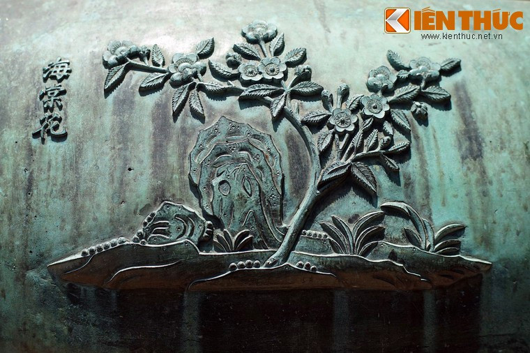 Trên nghị đỉnh còn có hình tượng một loài hoa khác là "Hải đường hoa" - hoa hải đường. Đây là loài hoa tượng trưng cho phú quý, thường được trưng trong nhà vào dịp Tết theo văn hóa truyền thống của người Việt.