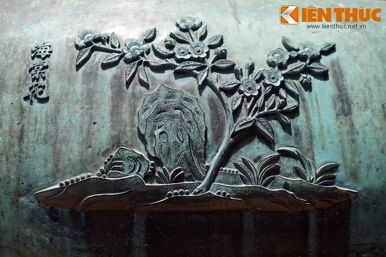 Trên nghị đỉnh còn có hình tượng một loài hoa khác là "Hải đường hoa" - hoa hải đường. Đây là loài hoa tượng trưng cho phú quý, thường được trưng trong nhà vào dịp Tết theo văn hóa truyền thống của người Việt.