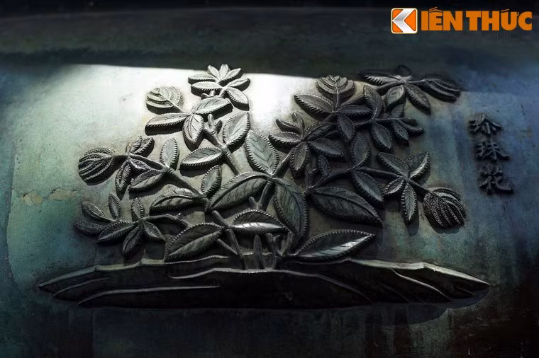 Tuyên đỉnh, chiếc đỉnh thứ bảy có hình tượng "Trân châu hoa" là hoa sói trắng, loài hoa nhỏ mọc thành chùm như chuỗi hạt trân châu, mùi thơm dịu, thường được dùng để ướp trà.