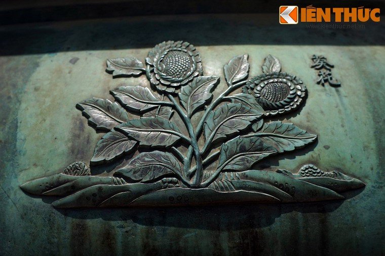 Thuần đỉnh, chiếc đỉnh thứ sáu có hình tượng "Quỳ hoa" là cây hoa hướng dương, loài cây được trồng để lấy hoa làm cảnh và lấy hạt làm thực phẩm, dược liệu.