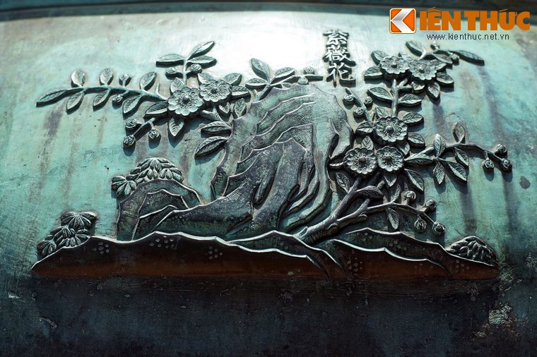 Cao đỉnh là chiếc đỉnh đầu tiên trong Cửu Đỉnh nhà Nguyễn. Trên chiếc đỉnh này có hình tượng "Tử vi hoa", nghĩa là hoa tường vi. Đây là một loài hoa mọc thành chùm màu tím rất đẹp.