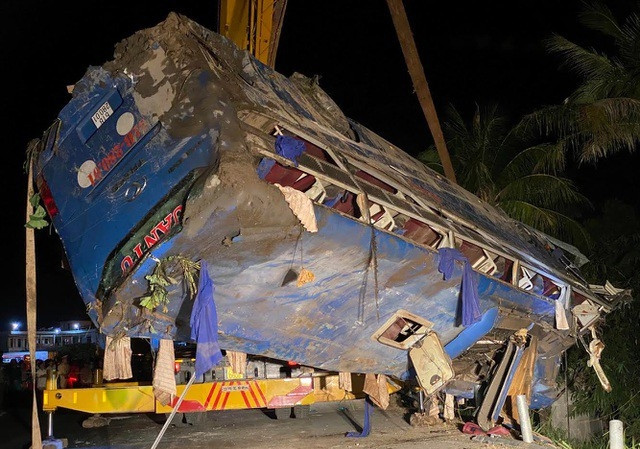 Xe khach cho 46 nguoi lat nhao tren duong dung dem mung 1 Tet