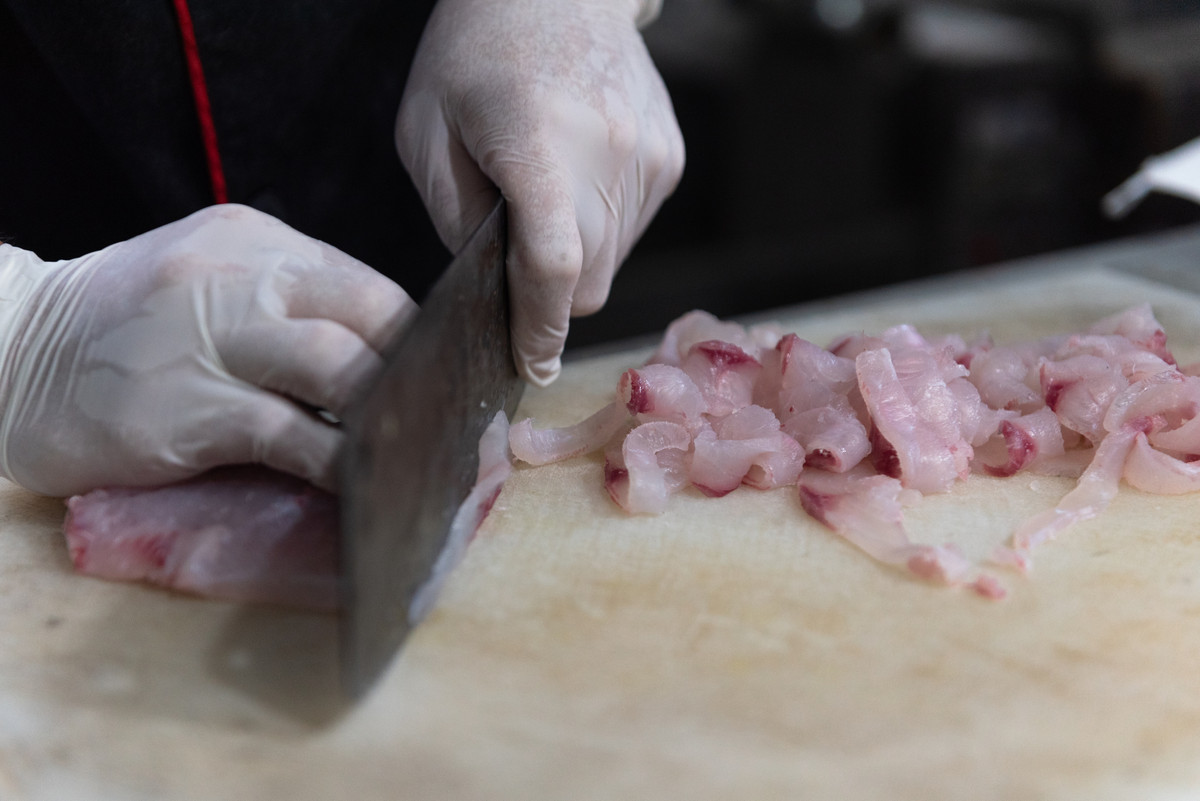 Gỏi cá Bỗng là món ăn được yêu thích nhờ hương vị tươi ngon và cách chế biến độc đáo. Cá Bỗng tươi sống sau khi làm sạch sẽ được thái lát mỏng, giữ nguyên hương vị tươi ngon của cá.