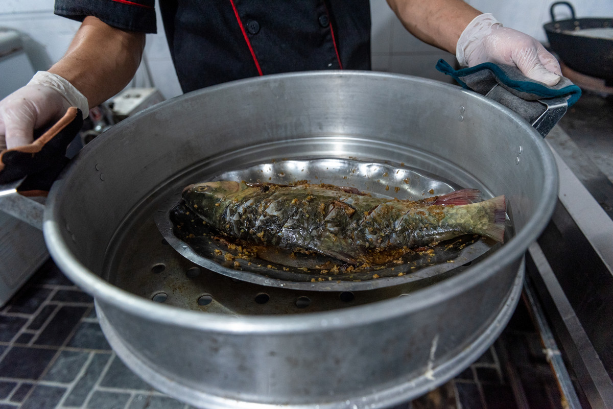 Cá Bỗng hấp là món ăn giữ được trọn vẹn hương vị tự nhiên và giá trị dinh dưỡng của cá. Cá sau khi làm sạch được tẩm ướp với hỗn hợp gừng, sả, hành được xào qua, sau đó đem đi hấp.