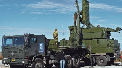 Nạp đạn tên lửa 9M331 vào module chiến đấu 9A331MK-1 đặt trên khung thân cơ sở xe vận tải TATA Ấn Độ.