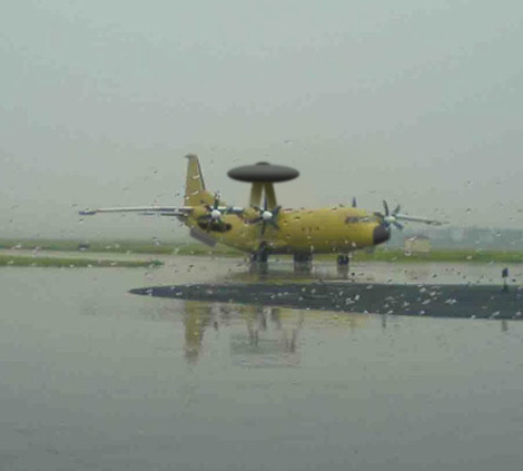 Máy bay cảnh báo sớm KJ-500 với hệ thống radar đặt trên lưng.