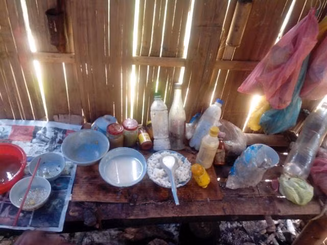 Đa phần học sinh thường không có áo ấm và học sinh bán trú có những em không có chăn màn nên tạm thời ghép giường mới đủ chăn màn cho các em.