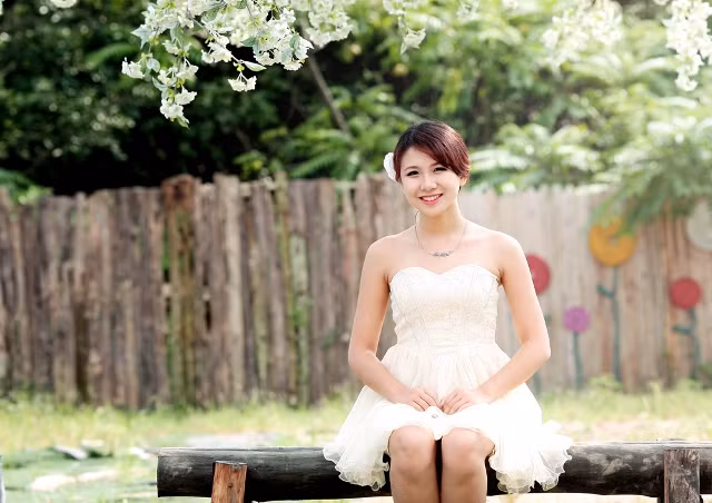 Nguyễn Thu Thủy tinh khôi trong màu áo trắng.