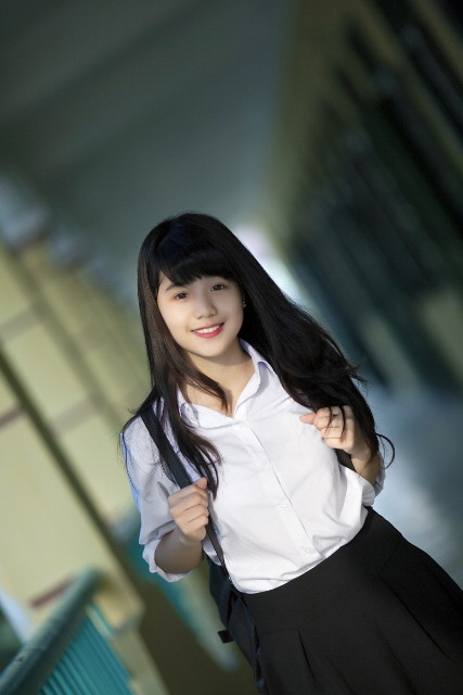 Tổng giá trị giải thưởng của cuộc thi lên tới gần 100 triệu đồng. Trong ảnh, nữ sinh Hà thành Nguyễn Linh Chi trong sáng trong bộ đồng phục học sinh.